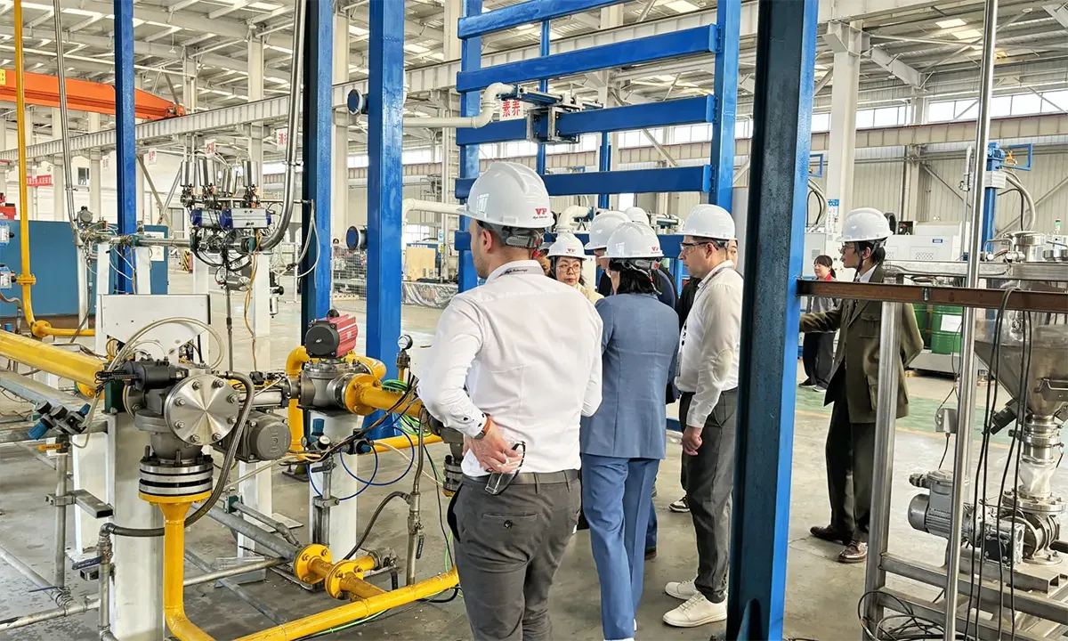 Overseas clients visit VP for manifold agent